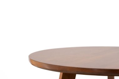 Ahşap kahverengi masa üstü podyumu beyaz alan zemininde izole edildi. Ahşap sahne doğal ürün standı sergileniyor. Asgari konum modern tasarım.