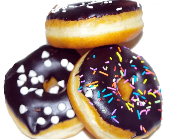 Beyaz Arkaplanda Çikolatalı Donutlar
