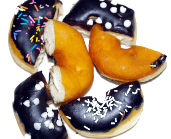 Beyaz Arkaplanda Çikolatalı Donutlar