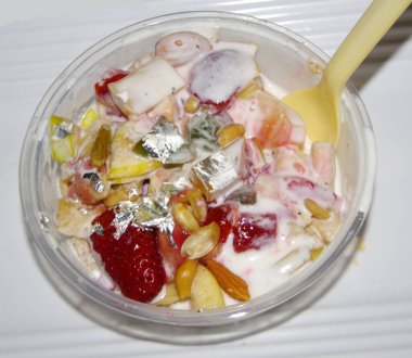 Kremalı taze ve lezzetli meyveli Chaat.