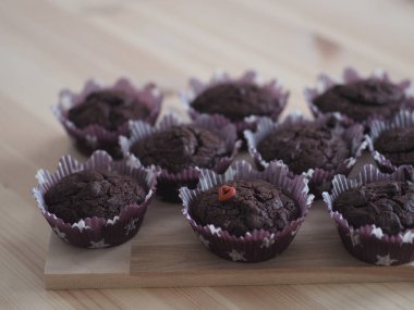 Çikolatalı el yapımı kekler ve kırmızı bir kalp.