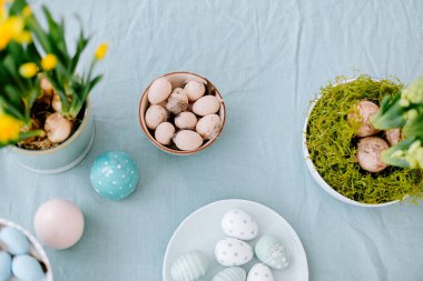 Easter table decorations with eggs