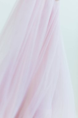 Güzel, gür, tozlu gül renginde uzun bir elbise askıda duruyor. Klasik gelin cazibesi. Düğün ya da gece elbisesi içinde moda çekimi. Yüksek kalite fotoğraf