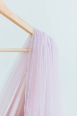 Beyaz uzayda mor, gür bir tül elbise. Yüksek kalite fotoğraf