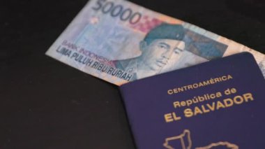 Endonezya 'ya seyahat ederken Endonezya parası ile birlikte Salvador pasaportu kullanmaya hazır