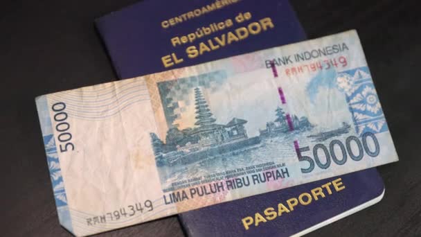 Сальвадорский Паспорт Индонезийскими Деньгами Готов Использованию Время Поездки Индонезию — стоковое видео