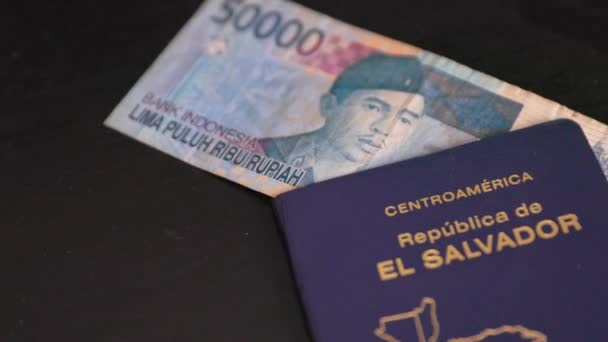Сальвадорский Паспорт Индонезийскими Деньгами Готов Использованию Время Поездки Индонезию — стоковое видео