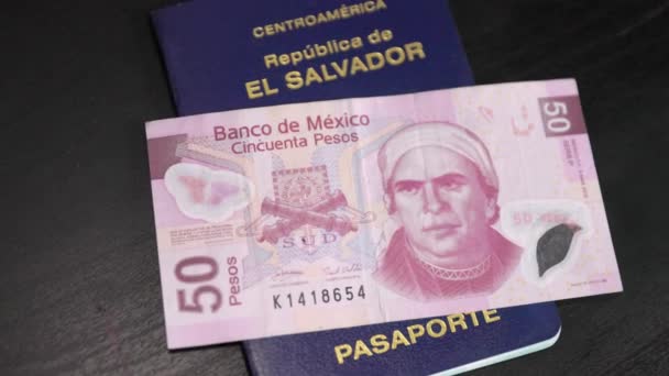 Сальвадорский Паспорт Мексиканскими Деньгами Готов Использованию Время Поездки Мексику — стоковое видео