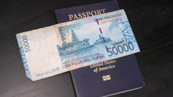 Αμερικανικό Διαβατήριο Χρήματα Ινδονησίας Έτοιμο Χρησιμοποιήσει Όταν Ταξιδεύετε Στην Ινδονησία — Αρχείο Βίντεο