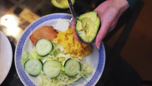 Zalm Rijst Avocado Kaas Kool Komkommersalade Een Groot Bord Voor — Stockvideo