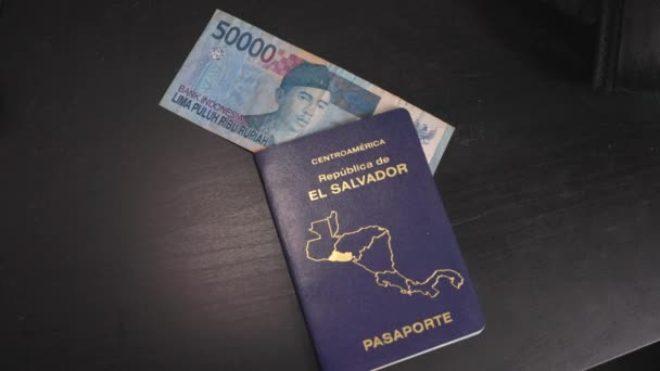 Σαλβαδοριανό Διαβατήριο Ινδονησιακό Χρήμα Έτοιμο Χρησιμοποιηθεί Όταν Ταξιδεύετε Στην Ινδονησία — Αρχείο Βίντεο