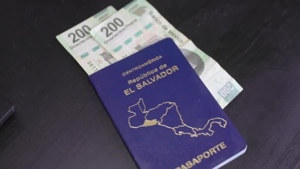Сальвадорский Паспорт Мексиканскими Деньгами Готов Использованию Время Поездки Мексику — стоковое видео