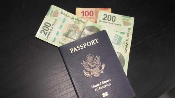 Американский Паспорт Мексиканскими Деньгами Готов Использованию Время Поездки Мексику — стоковое видео