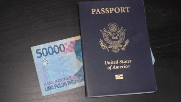 Американский Паспорт Индонезийскими Деньгами Готов Использованию Время Поездки Индонезию — стоковое видео