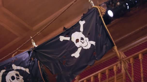 Flagge Eines Piratenskeletts Auf Einem Verlorenen Schiff — Stockvideo