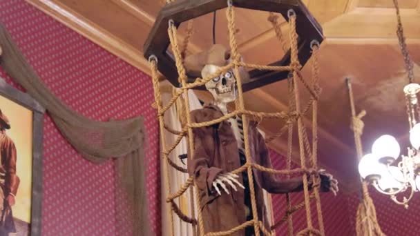 Das Skelett Eines Piraten Seinem Käfig Inneren Des Verschollenen Piratenschiffs — Stockvideo