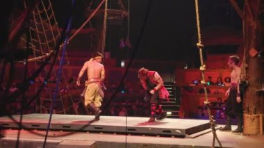 Gemide prensesi kurtarmak için savaşan korsanlar var.