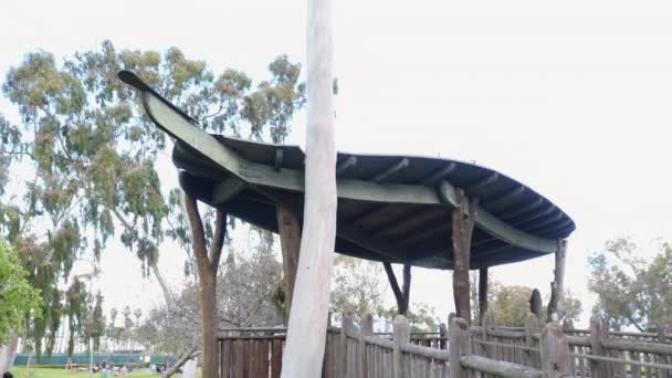 Blick Auf Das Dach Des Baumhauses Kinderpark — Stockvideo