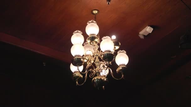 老房子里精致的古董天花板灯 — 图库视频影像