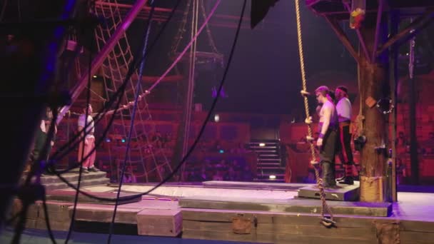 Piraten Haben Spaß Und Springen Aufs Schiff — Stockvideo