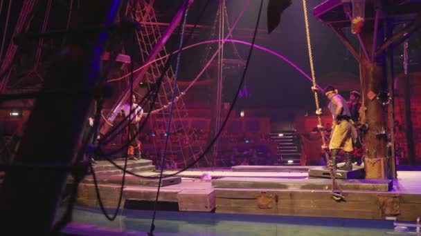 Piraten Haben Spaß Und Springen Aufs Schiff — Stockvideo