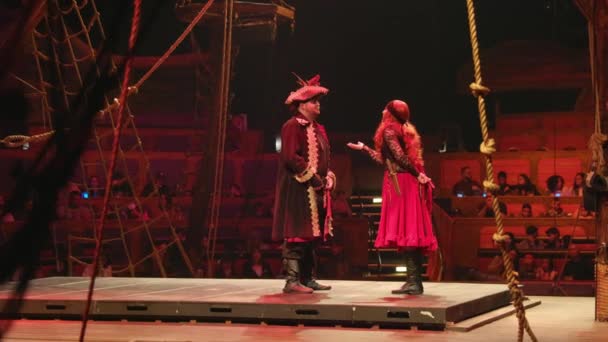 Eine Piratin Gespräch Mit Ihrem Piratenkapitän Auf Dem Schiff — Stockvideo