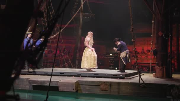 海賊と話すブロンド王女で彼女の白いファンシードレスと高いヒール — ストック動画