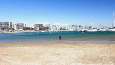 Kumsalda kumla oynayan bir çocuk. Yüksek kalite 4K görüntü