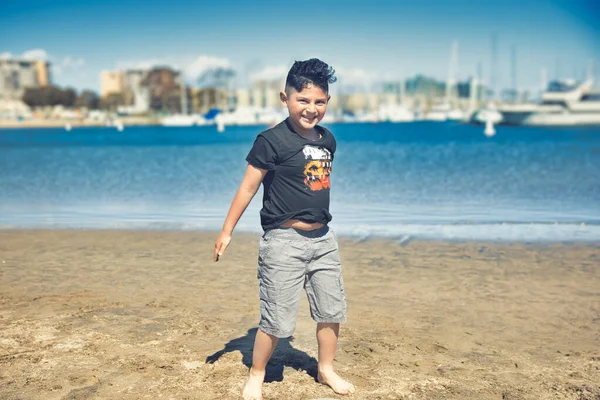 Venice Beach, CA 'de plajda oynayan bir çocuk. Yüksek kalite fotoğraf