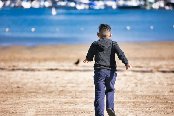 Venice Beach, CA 'de plajda oynayan bir çocuk. Yüksek kalite fotoğraf