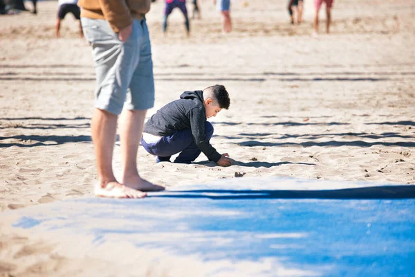 Venice Beach, CA 'de plajda oynayan bir çocuk. Yüksek kalite fotoğraf