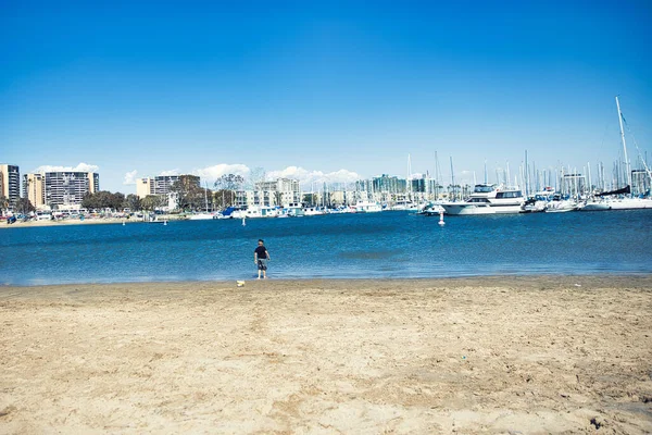 Venice Beach, CA 'de plajda oynayan bir çocuk. Yüksek kalite fotoğraf