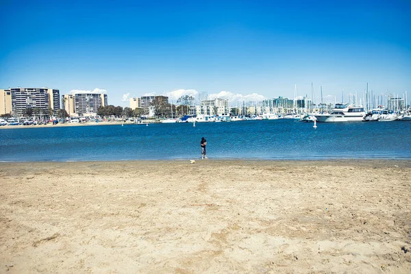 Venice Beach, CA 'de plajda oynayan bir çocuk. Yüksek kalite fotoğraf