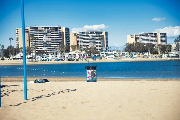 Venice Beach, CA 'deki plajda çöp kutusu. Yüksek kalite fotoğraf