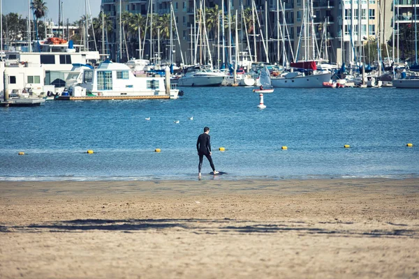 Venice Beach 'te sörf yapan bir adam, CA. Yüksek kalite fotoğraf