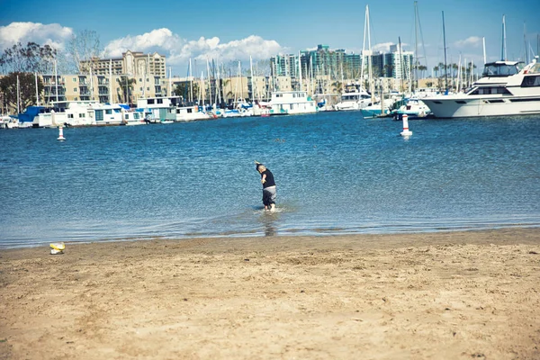 Venice Beach, CA 'de plajda oynayan bir çocuk. Yüksek kalite fotoğraf