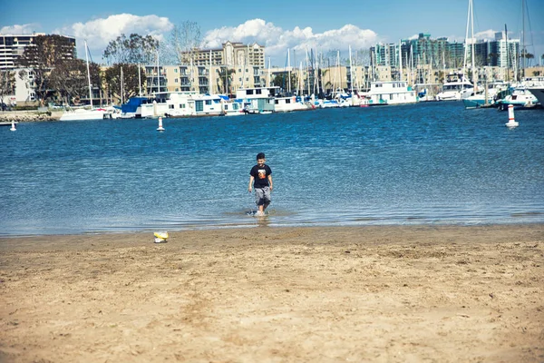 Venice Beach, CA 'de plajda oynayan bir çocuk. Yüksek kalite fotoğraf