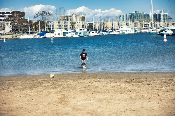 Venice Beach, CA 'de plajda oynayan bir çocuk. Yüksek kalite fotoğraf