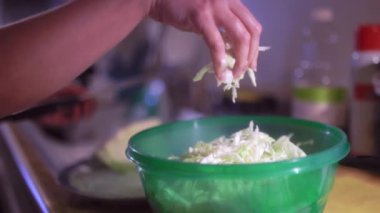 Salata hazırlamak için mutfakta lahana hazırlıyorum. Yüksek kalite 4k görüntü