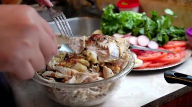 Tavuğu tavukla birlikte Salvador ekmeğine koymak için hazırlıyorum. Yüksek kalite 4k görüntü