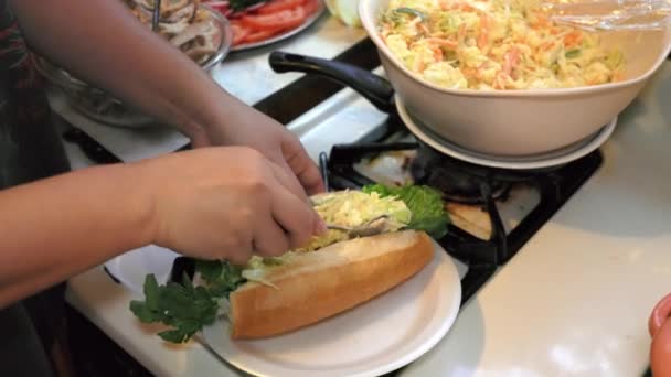 Salvadoraans Brood Met Kip Radijs Tomaat Komkommer Hoge Kwaliteit Beeldmateriaal — Stockvideo