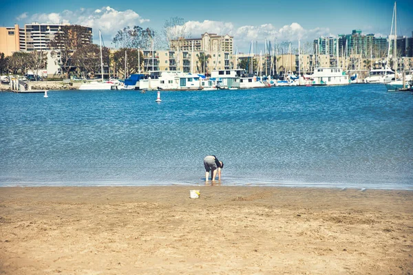 Venice Beach, CA 'de plajda oynayan bir çocuk. Yüksek kalite fotoğraf