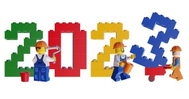 3D işlemeli plastik tuğla işçi binası 2023 Mutlu yıllar beyaz arka planda izole