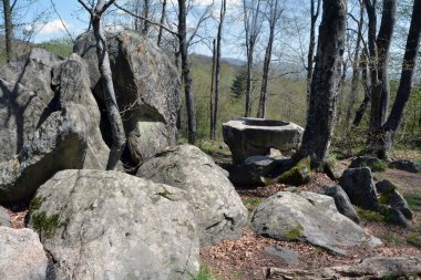 Kutela - Sarnena Sredna Gora Dağı 'ndaki Rosovets köyünün yakınındaki ormanda kayalarla çevrili büyük taştan bir bardak. İlk olarak Shcorpil kardeşler tarafından tanımlandı ve Trakya 'da kurban edildiğine inanılıyor..