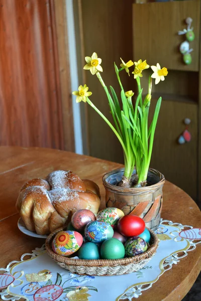 Table Weave Basket Multicolored Dyed Eggs Pot Spring Flowers Sweet — Stock Photo, Image