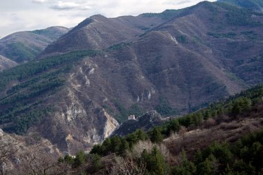 Bulgaristan 'ın Asenovgrad kenti yakınlarındaki Rodop Dağları ve Asen Kalesi' nin panoramik manzarası. Kopyalama alanı olan yatay resim