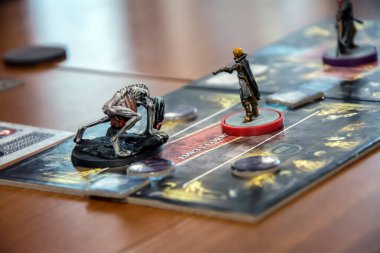 Filibe, Bulgaristan - 15 Mayıs 2023: Arkadaşlarla Kooperatif Kanlı Kale oyununun Terk Edilmiş Kalesi genişlemesini oynamak