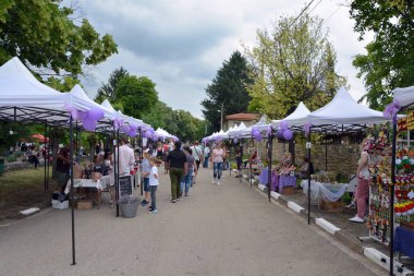 18 Haziran 2022: Uluslararası Lavanta Festivali sırasında yerel çiftçilerin geleneksel Lavanta Pazarı, lavanta yemek salonu, sanat ve el sanatları. Bu, Haziran ayında Bulgaristan 'ın Chirpan Belediyesinde düzenlenen yıllık bir etkinliktir..