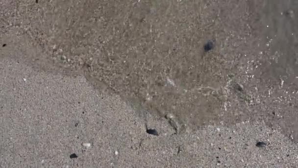 Сердце Нарисованное Песке Вымывается Волнами Солнечный Летний День Моря — стоковое видео