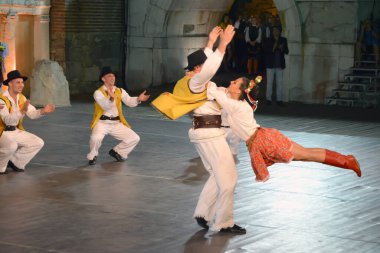 Filibe, Bulgaristan - 7 Ağustos 2015: Sırbistan Cumhuriyeti 'nden renkli kostümlü bir grup dansçı Bulgaristan' ın Filibe kentinde düzenlenen XXI Uluslararası Folklor Festivali 'nde geleneksel bir dans gösterisi düzenlediler.